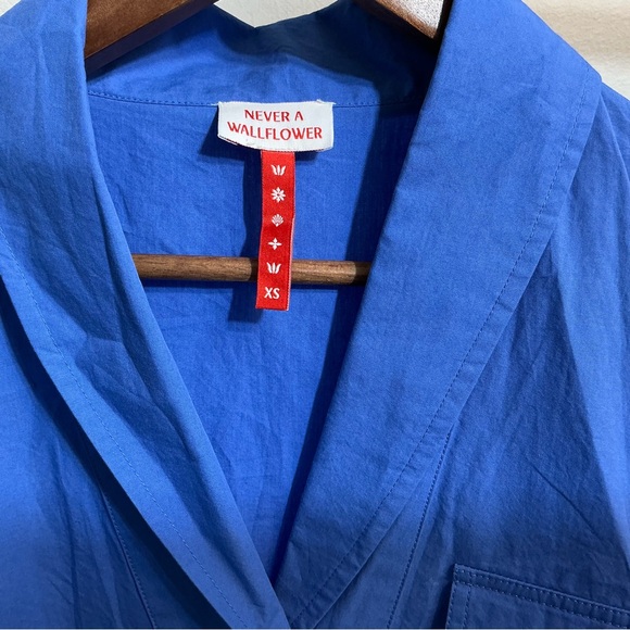 Never a Wallflower NWT Elastic Sleeve Top Size XS Blue - Picture 2 of 8